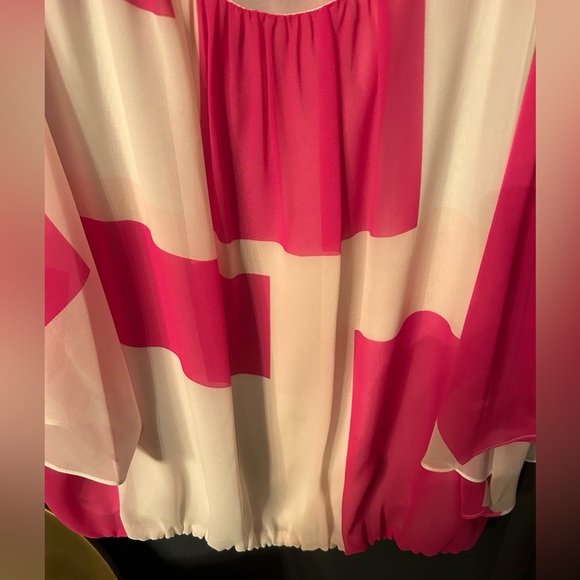 🍁🍁Vince Camuto, size large, pink, and white chiffon top - Picture 4 of 6